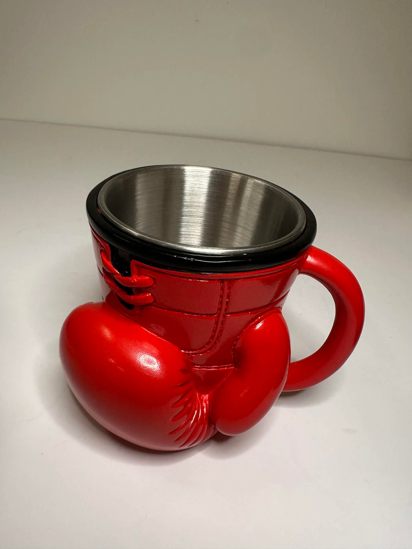 Knockout Boksehandske Krus – Unikt 3D Design i Rød med Stålindsats