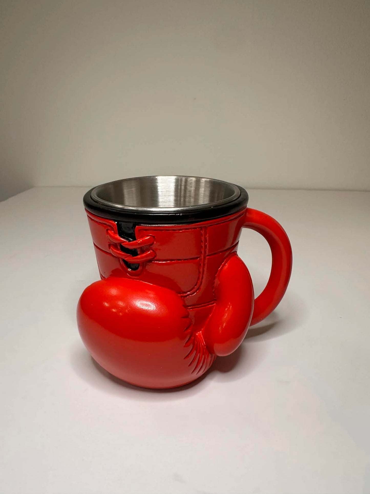Knockout Boksehandske Krus – Unikt 3D Design i Rød med Stålindsats